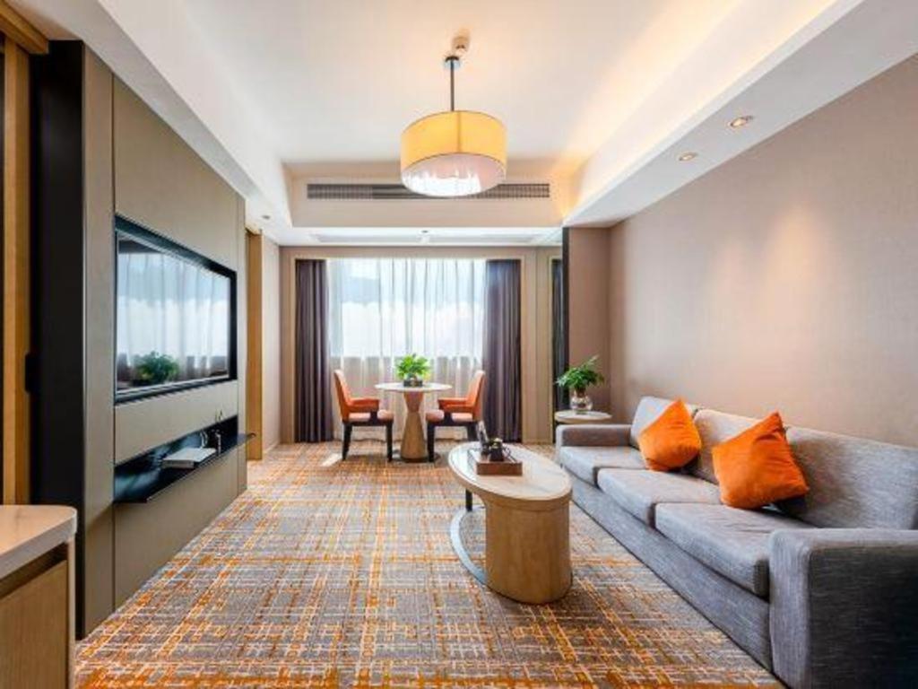 Overseas Chinese Hotel Csuhaj Kültér fotó